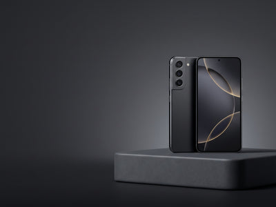Two_smartphones_standing_on_plinth_2K_20261005144730_cropped.jpg